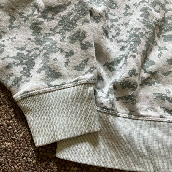 Under Armour Blue and White Camouflage Sweatshirt Crewneck Like New - Picture 3 of 3